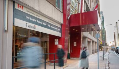 Union urges federal government to halt early retirement program for public servants