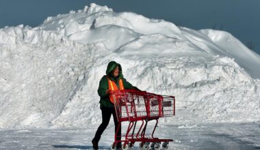 Fed's Beige Book paints mixed picture of economy as hiring remains flat and tariffs raise costs