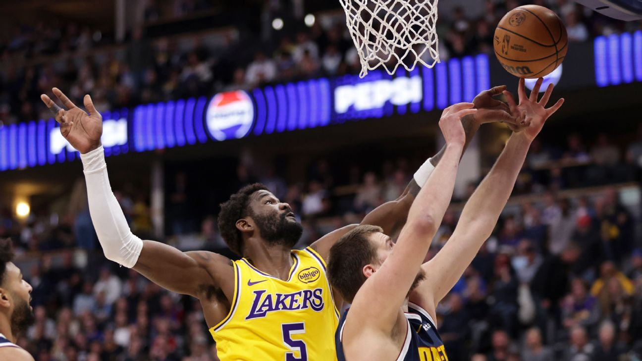 Lakers' Ayton exits with knee injury; LeBron says elbow sore