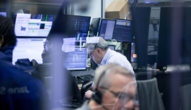 Bond Traders Scour Payrolls to Gauge Fed Path Amid Oil Rise