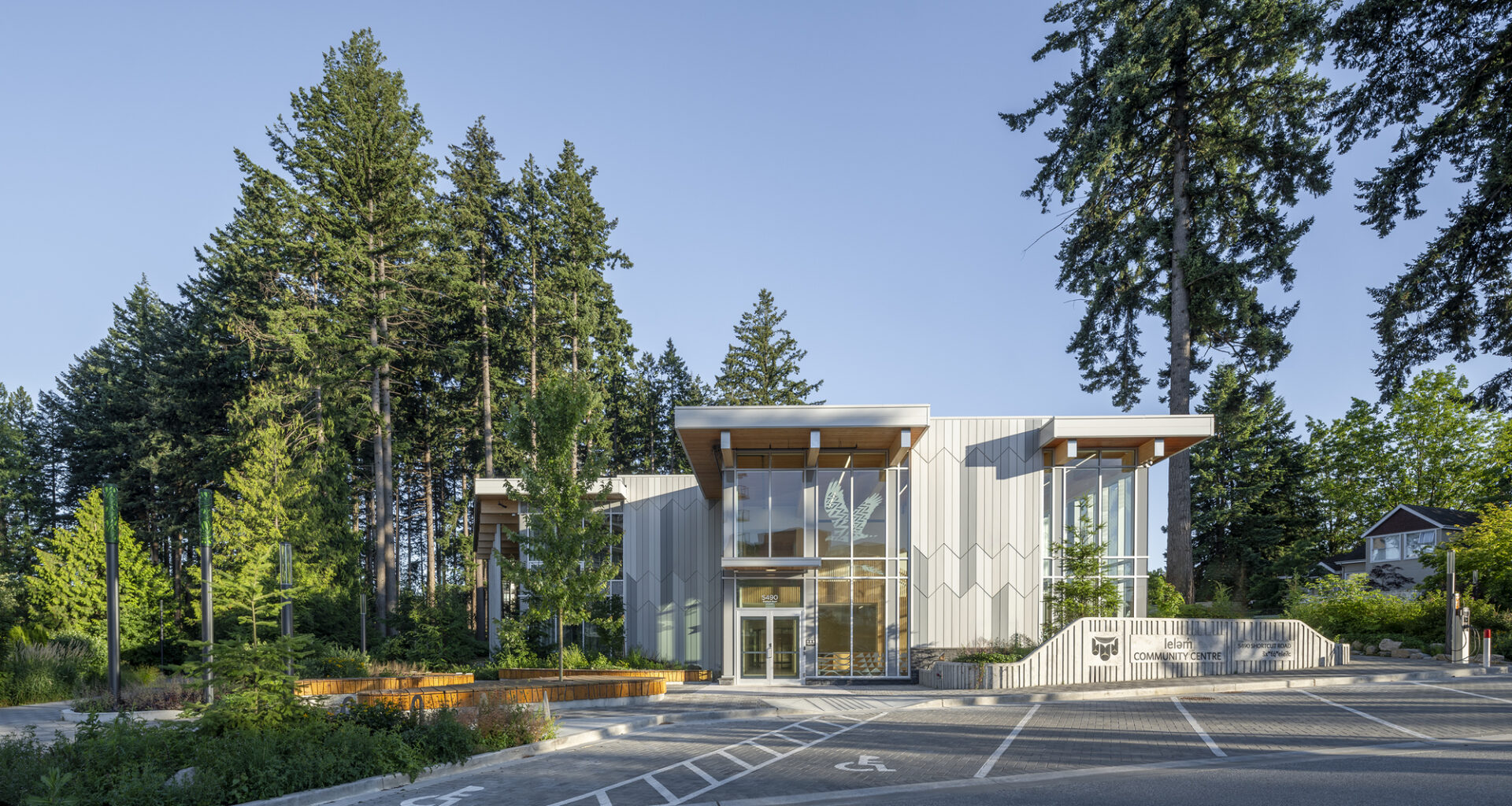 leləm̓ Community Center / Francl Architecture