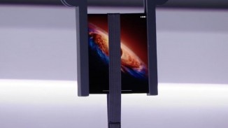 Honor Magic V6’s hinge fully supporting a person’s weight