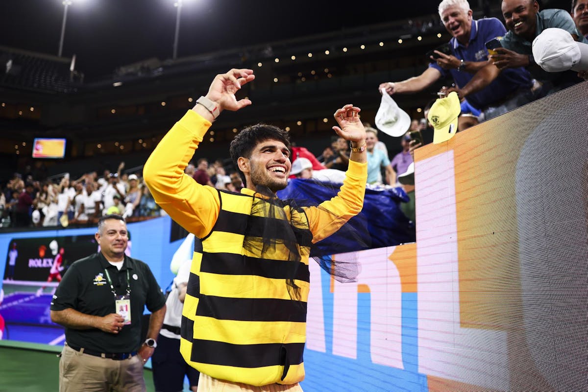 Alcaraz Dons Bee Suit After Win