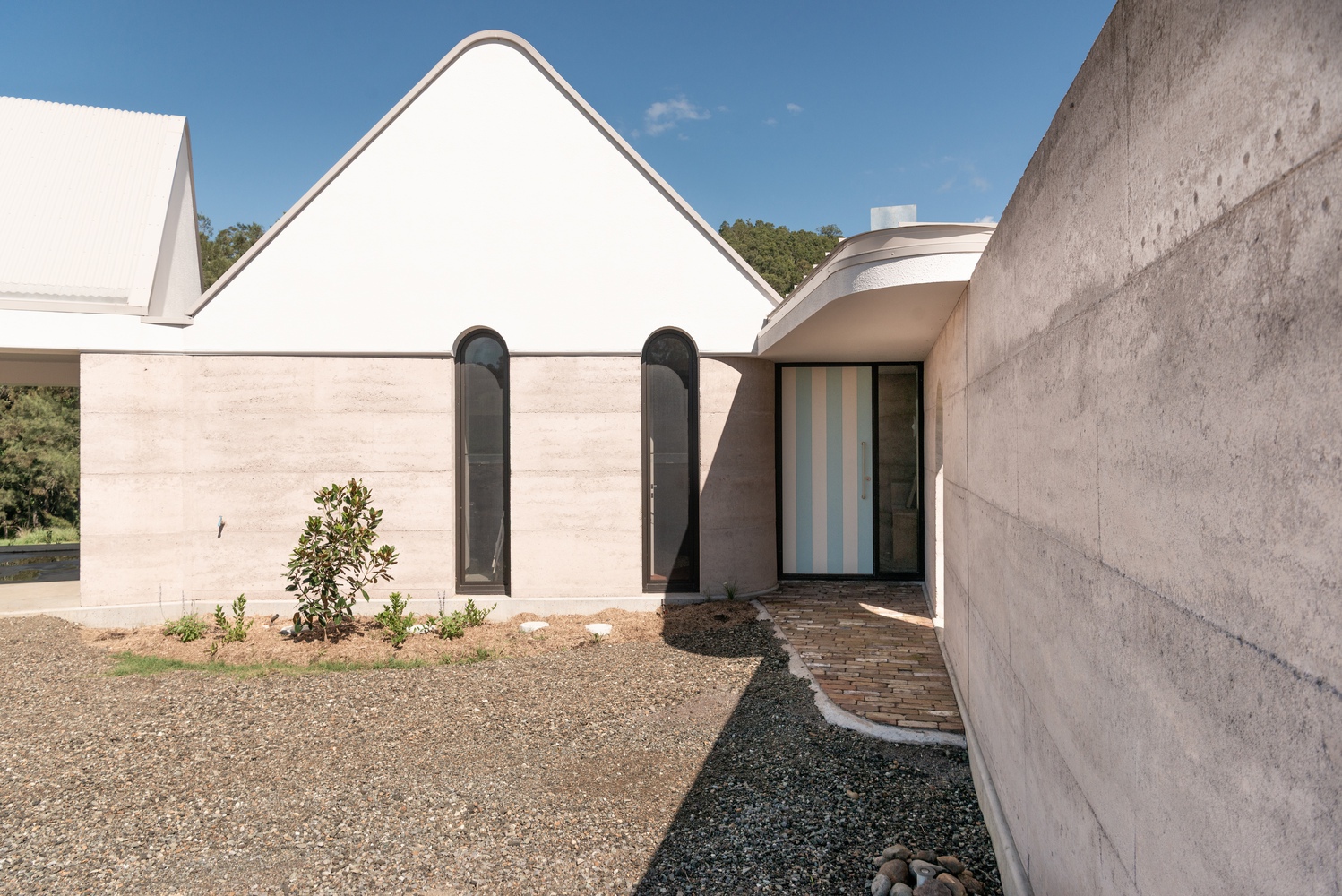 Building with Earth: Traditional Knowledge in Contemporary Architecture 