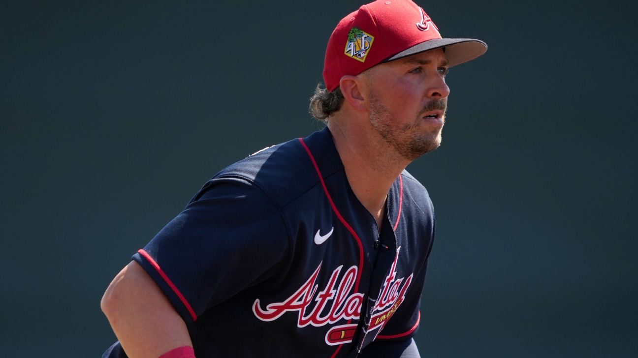 Infielders Kyle Farmer, Dominic Smith make Braves roster