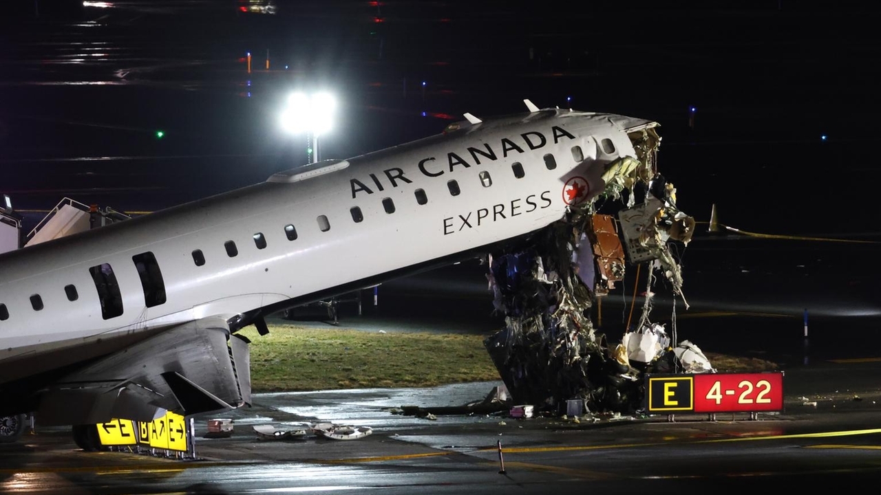 Live updates: 2 dead, dozens injured in LaGuardia runway crash; airport closed