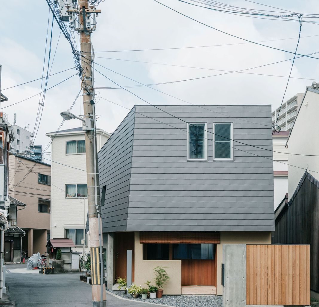 In Osaka, a Small Neighborly Home Has Benches for Passersby