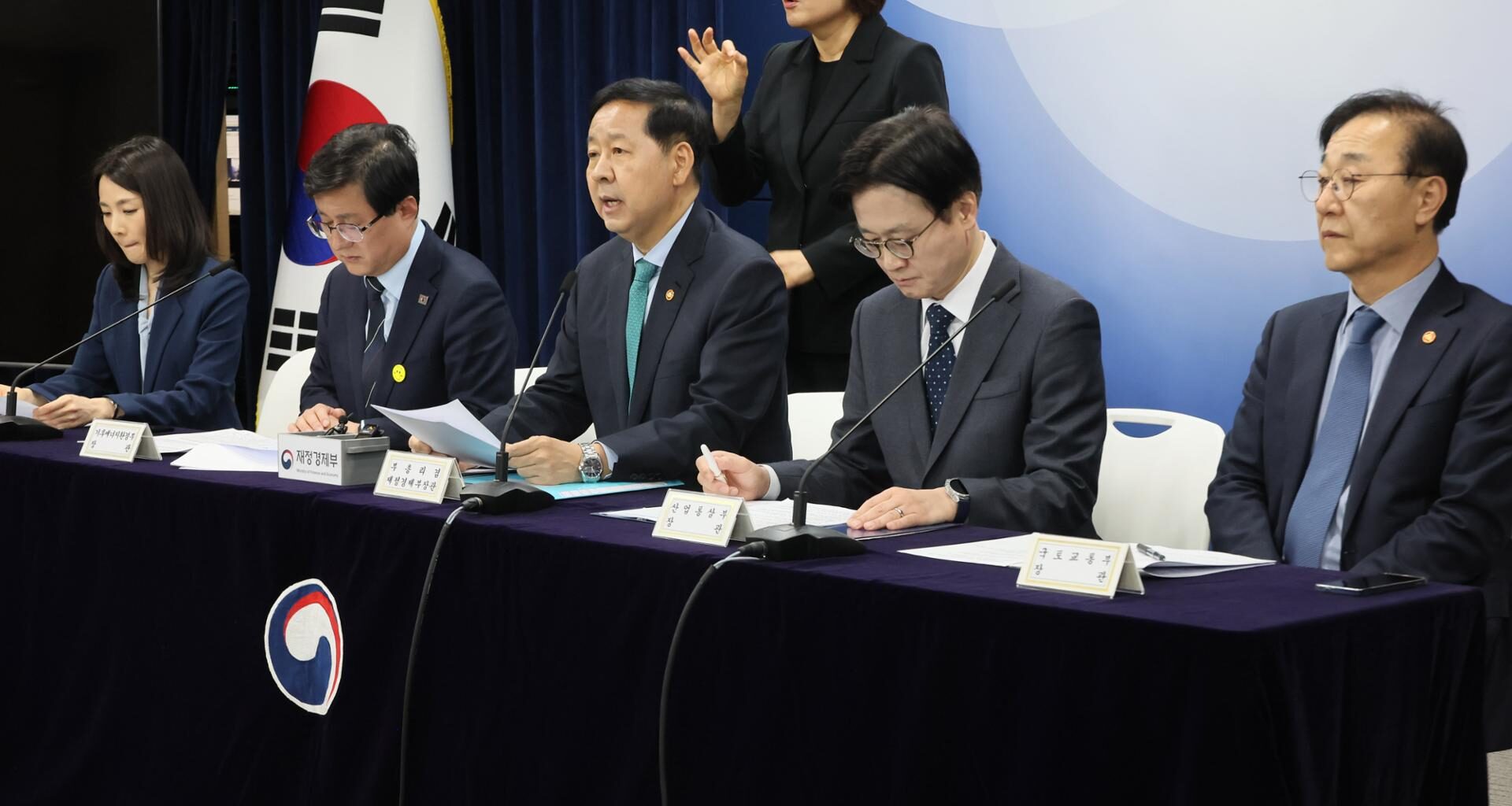 Finance Minister Koo Yun-cheol, center, speaks during a joint briefing by relevant ministries on emergency economic response measures to the Middle East conflict at Government Complex Seoul, Thursday. Yonhap