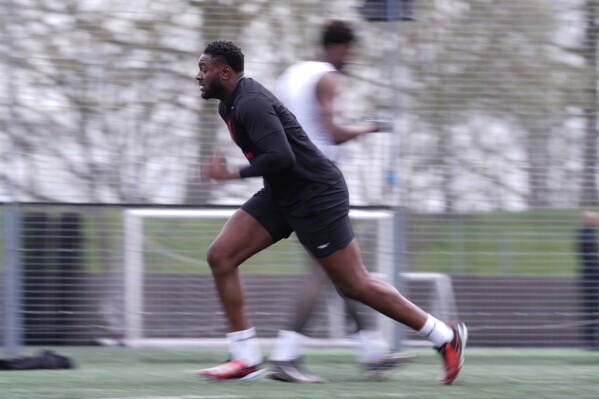 Oluwanifemi 'Neff' Giwa takes part in a football workout session at the National Sports Center, Crystal Palace in London, Sunday, March 29, 2026. (AP Photo/Alastair Grant)