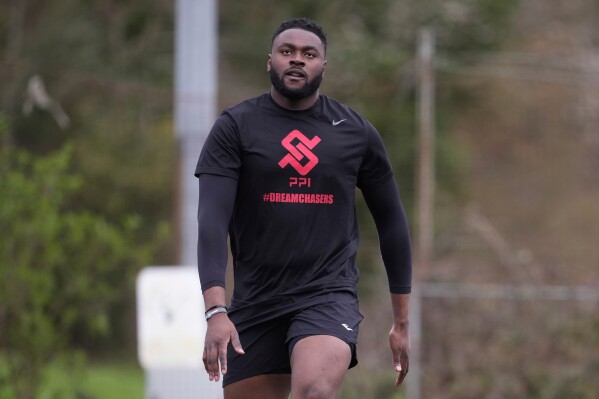 Oluwanifemi 'Neff' Giwa takes part in a football workout session at the National Sports Center, Crystal Palace in London, Sunday, March 29, 2026. (AP Photo/Alastair Grant)