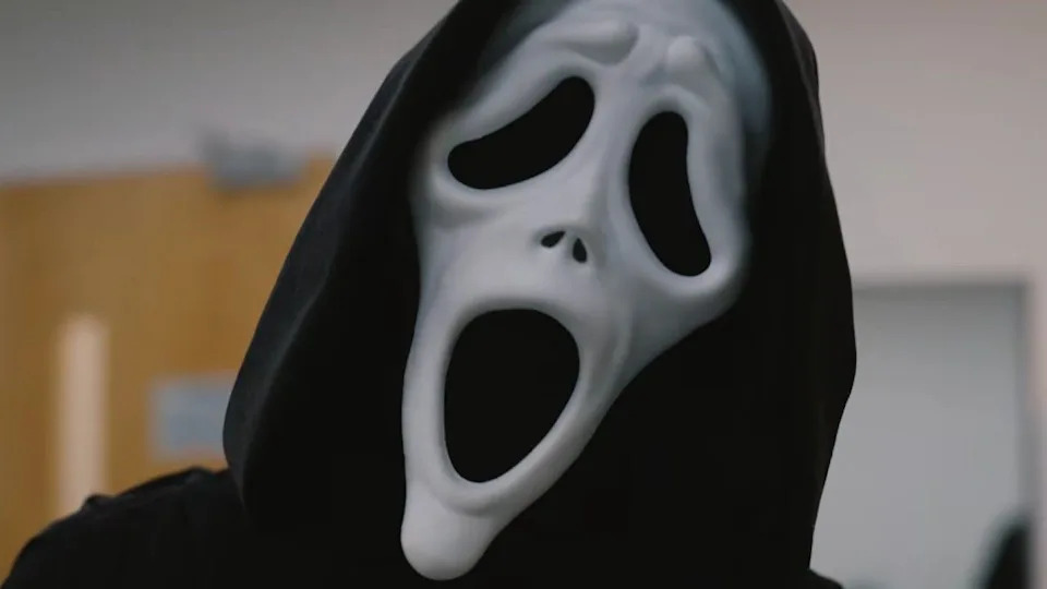  Ghostface staring down his victim in Scary Movie 6. 