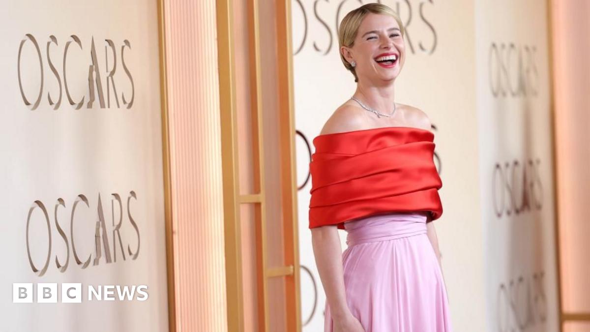 Oscars 2026: celebrities arrive on the red carpet