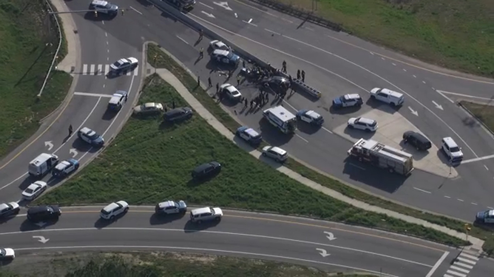 2 hurt including suspect in car crashes after bank robbery