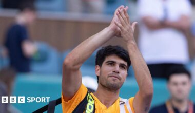 Carlos Alcaraz claps the fans