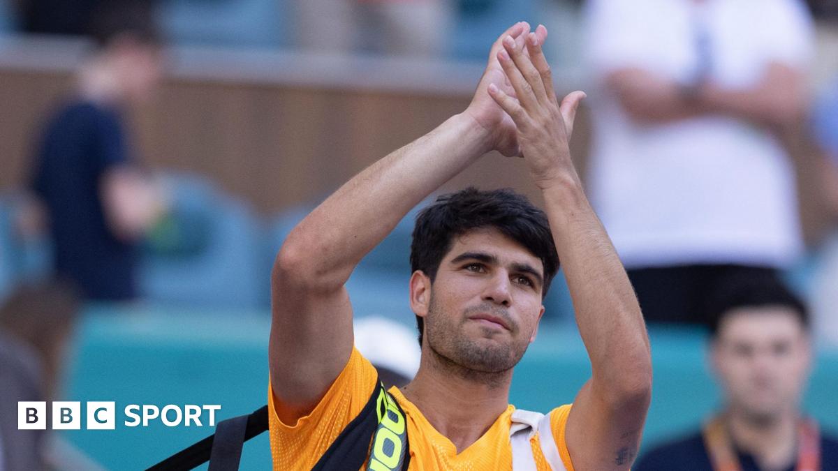Carlos Alcaraz claps the fans