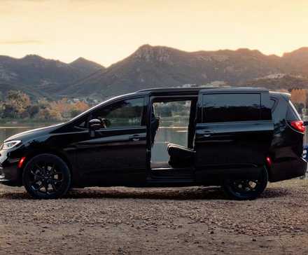 2024 Chrysler Pacifica Side Doors Open