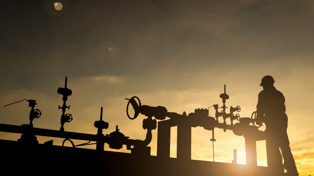 Oil Prices Spike as Iran Denies U.S. Talks and Traders Refocus on Supply Risk