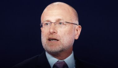 FCC chair threatens to revoke broadcasters' licenses amid Trump comments on Iran coverage