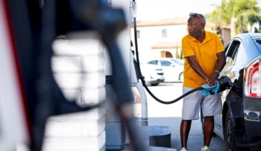 Oil hits $90 per barrel, stocks continue to drop amid Iran war