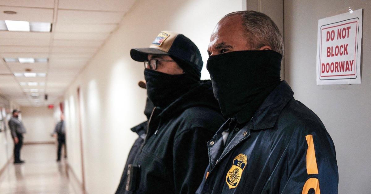 Trump says he's sending federal immigration agents to airports on Monday amid DHS shutdown