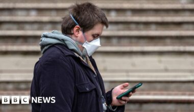 What are the symptoms of meningitis and who can get a vaccine? - BBC