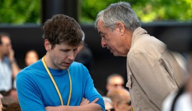 Apple Plans to Open Up Siri to Rival AI Assistants in iOS 27 Update