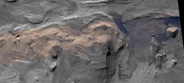 The geological context in which the feature appears. You can see it at the far right. (<a href="https://hirise.lpl.arizona.edu/PSP_003896_1740" rel="nofollow noopener" target="_blank" data-ylk="slk:NASA/JPL-Caltech/UArizona;elm:context_link;itc:0;sec:content-canvas" data-yga="{"yLinkElement":"context_link","yModuleName":"content-canvas","yLinkText":"NASA/JPL-Caltech/UArizona"}" class="link ">NASA/JPL-Caltech/UArizona</a>)