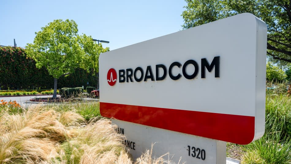WATCH: “These are good numbers,” Gil Luria, head of technology research at D.A. Davidson, says about Broadcom’s first-quarter earnings and revenue guidance.Source: Bloomberg