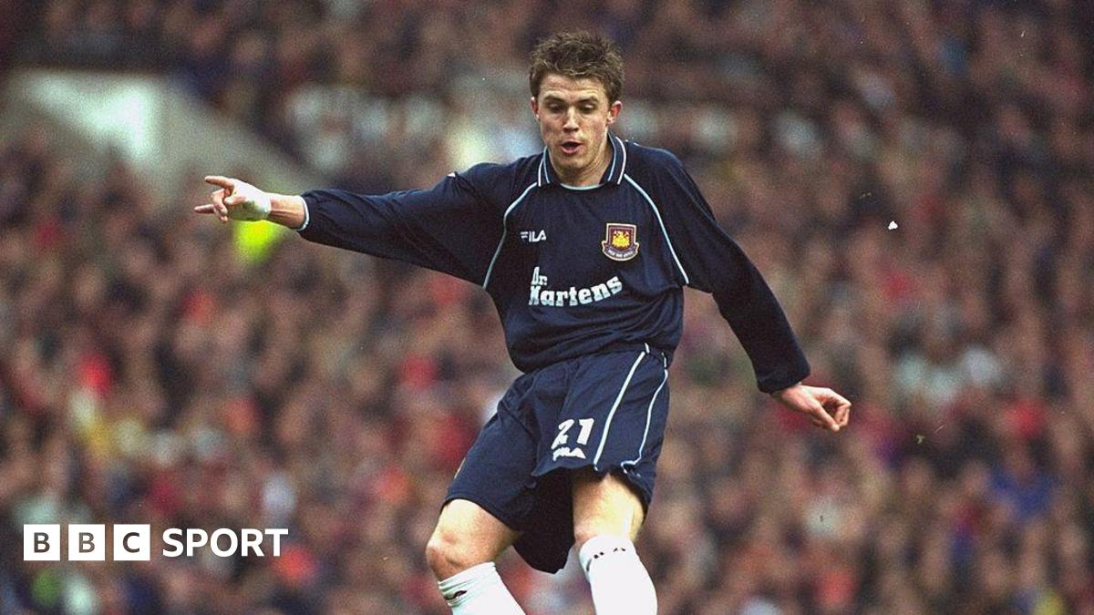 Michael Carrick playing for West Ham United in 2001