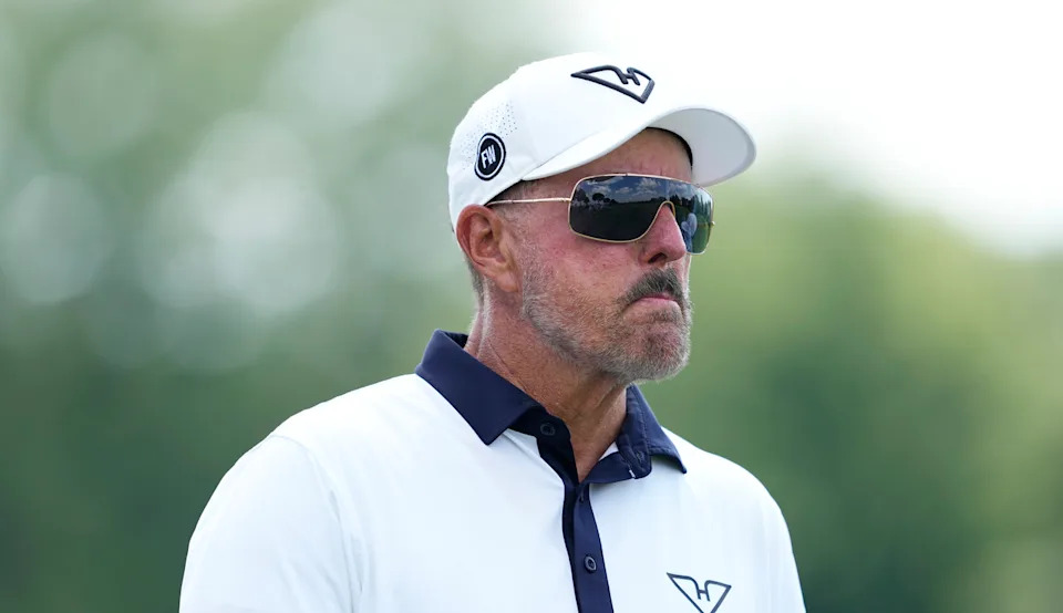  Phil Mickelson walks off the green. 