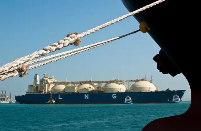 Loading LNG gas onto tanker, Ras Laffan Industrial City, Qatar LNG Port