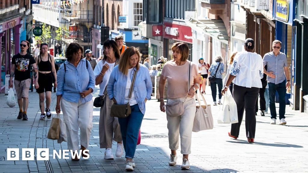 Warning UK borrowing rise makes energy bill help harder - BBC