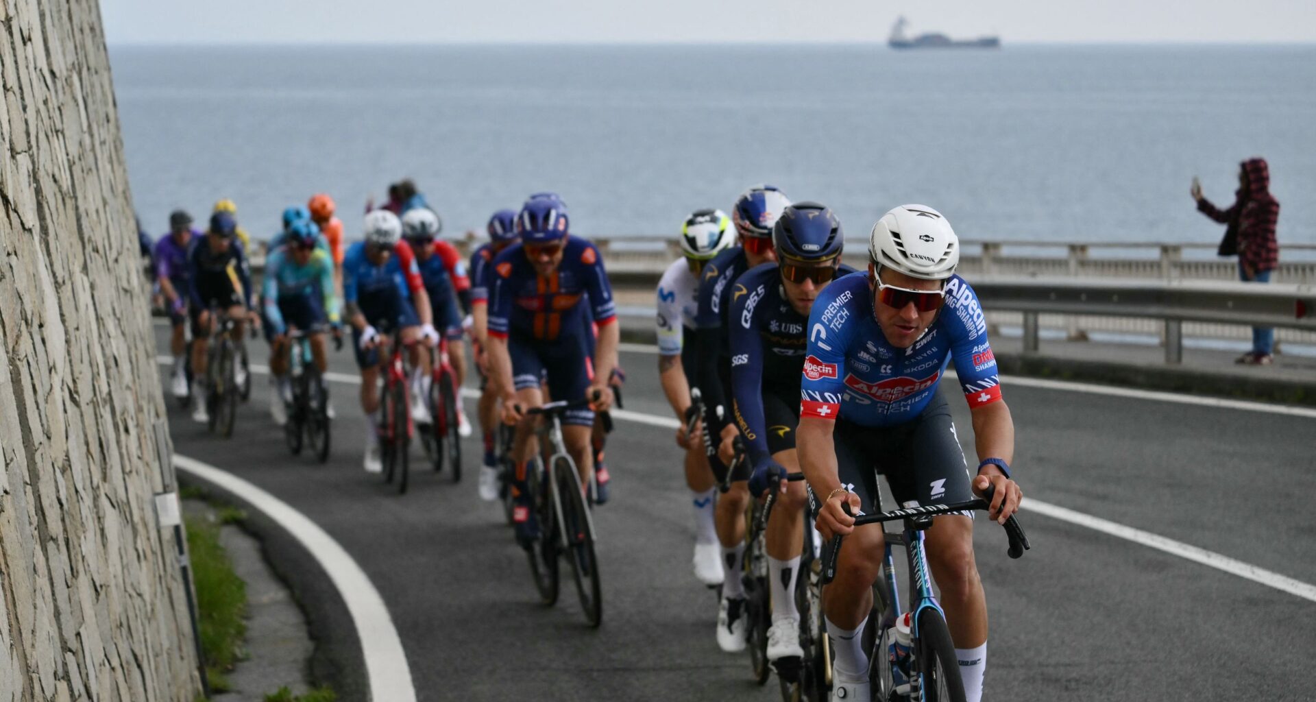 Milan-San Remo Men LIVE - Break extends advantage over peloton on the coastal road