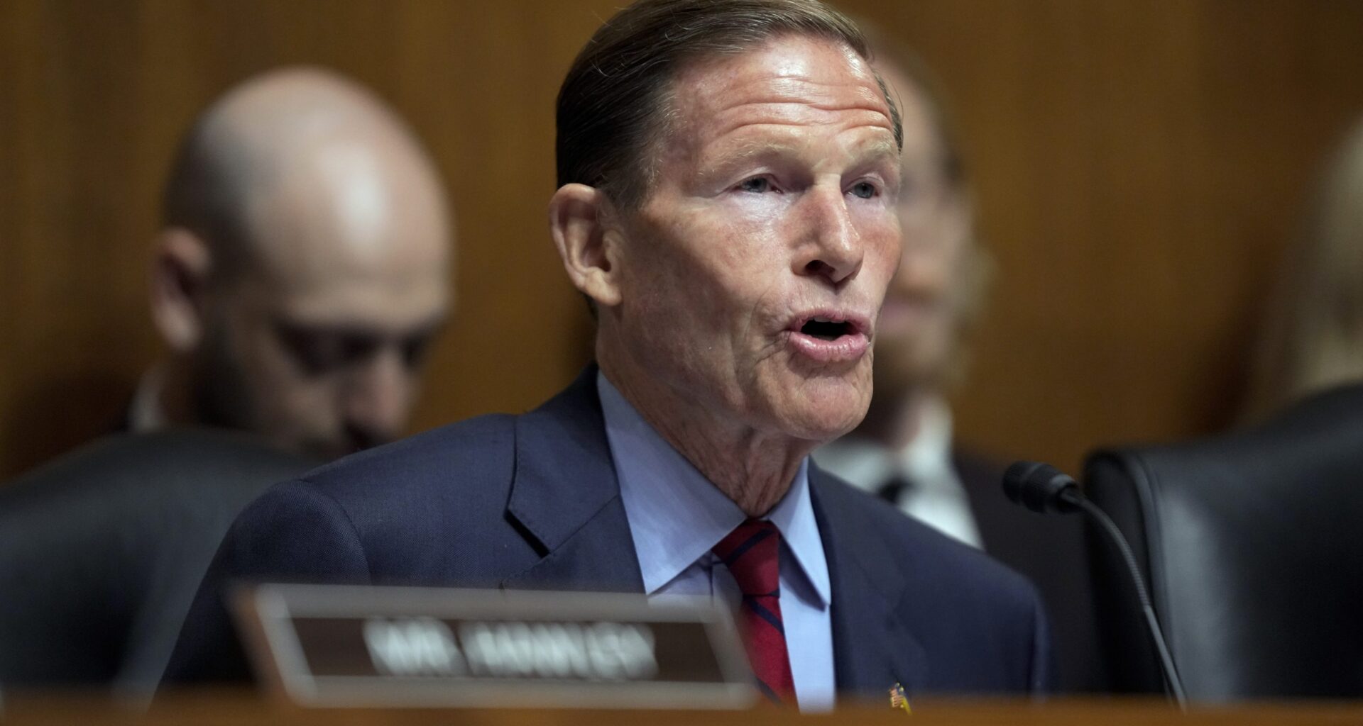 Blumenthal teams up with GOP senator to rein in data centers