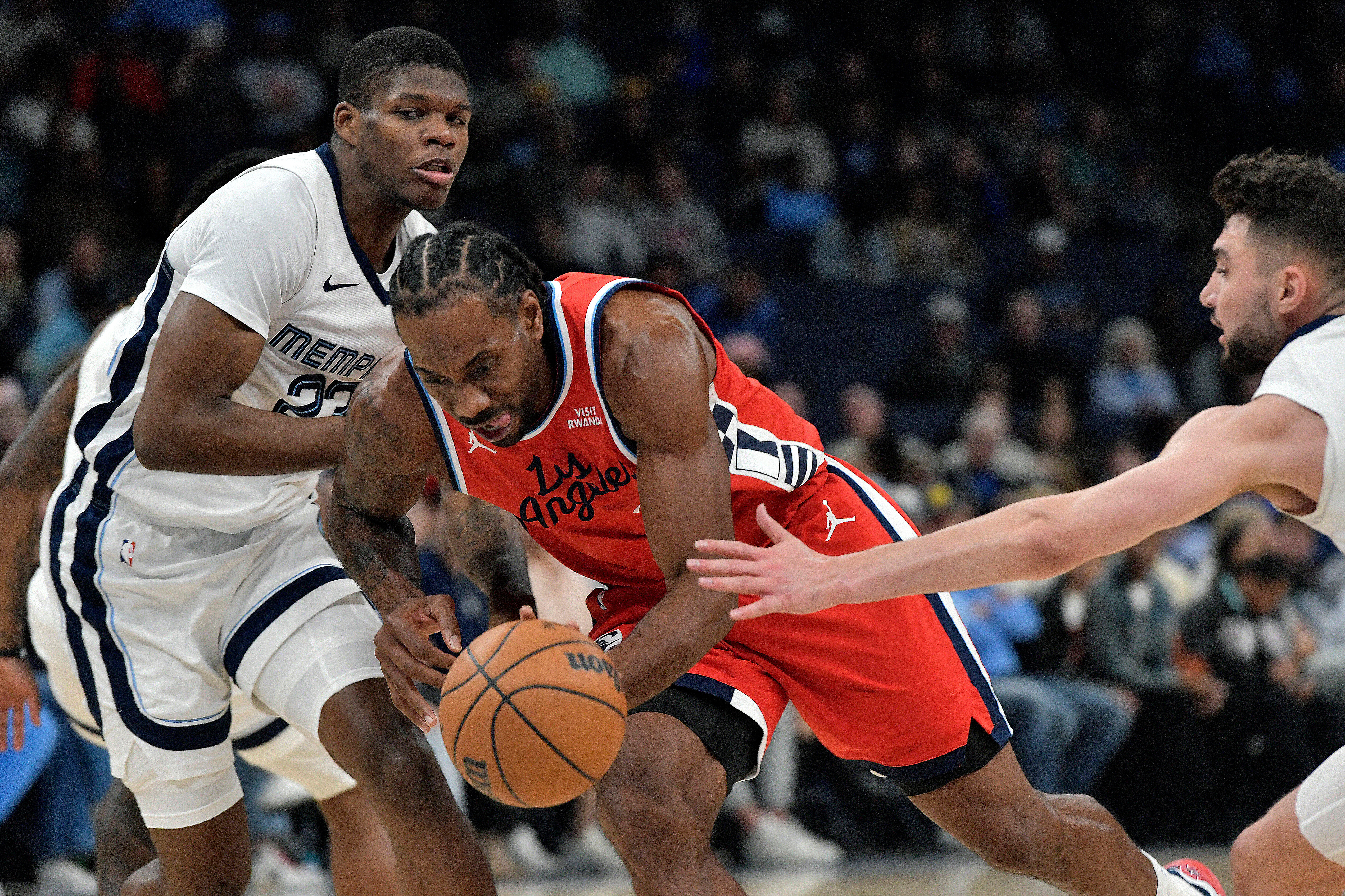 Clippers forward Kawhi Leonard, center, drives between Memphis Grizzlies forward...