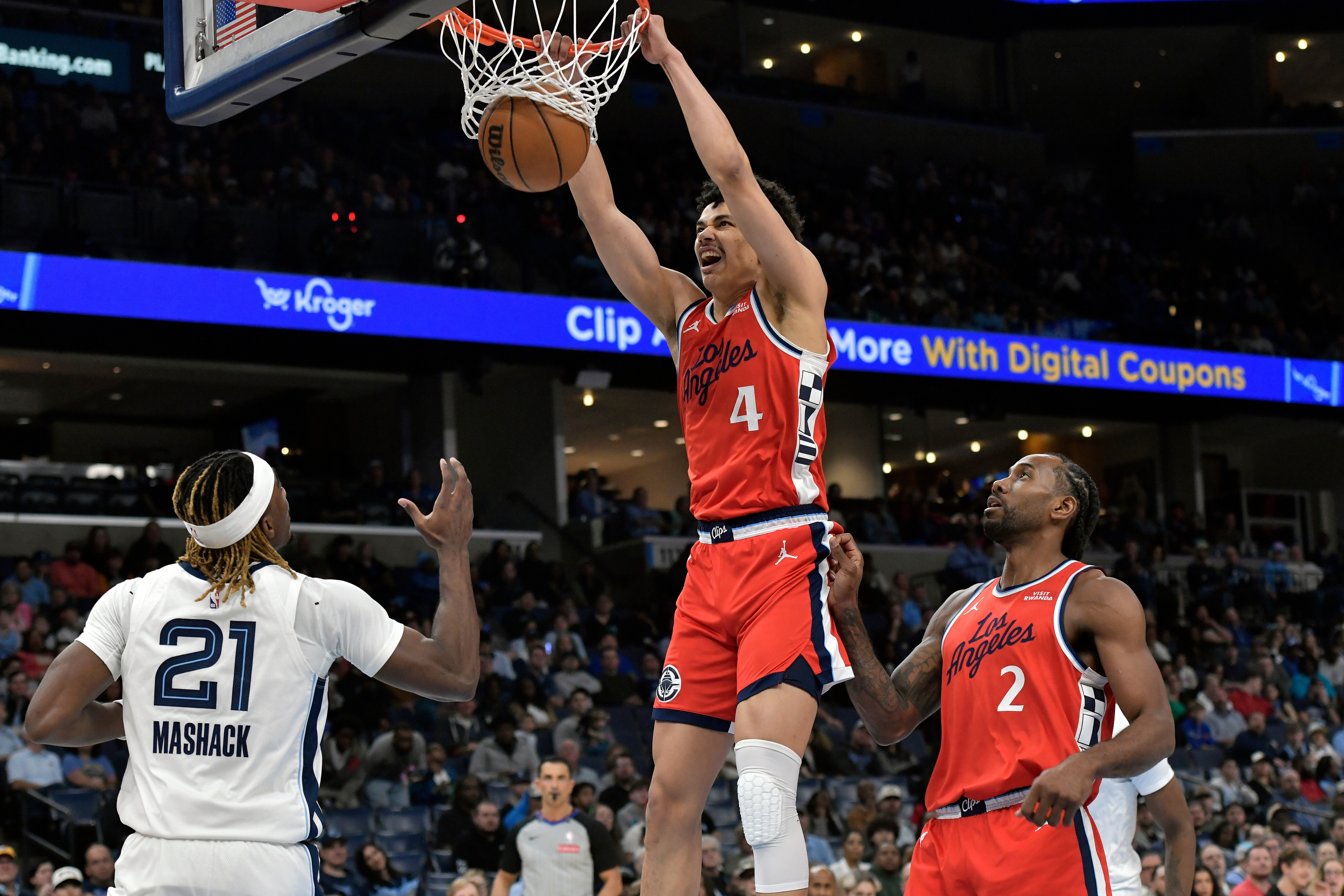 Clippers guard Kobe Sanders (4) dunks against Memphis Grizzlies guard...