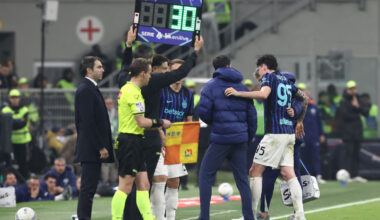 MILAN, ITALY - MARCH 08: Alessandro Bastoni of Inter walks off with an injury during the Serie A match between AC Milan and FC Internazionale at Giuseppe Meazza Stadium on March 08, 2026 in Milan, Italy. (Photo by Marco Luzzani/Getty Images)