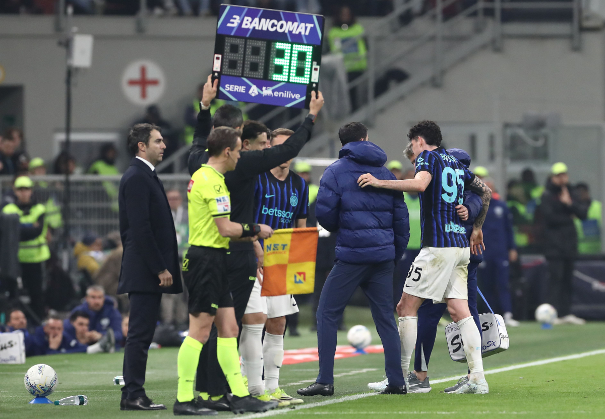 MILAN, ITALY - MARCH 08: Alessandro Bastoni of Inter walks off with an injury during the Serie A match between AC Milan and FC Internazionale at Giuseppe Meazza Stadium on March 08, 2026 in Milan, Italy. (Photo by Marco Luzzani/Getty Images)
