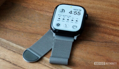 An Apple Watch Series 10 equips a metal band.