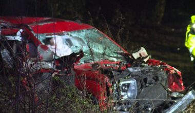 Car hits utility pole in southeast Raleigh, hundreds without power in the area :: WRAL.com
