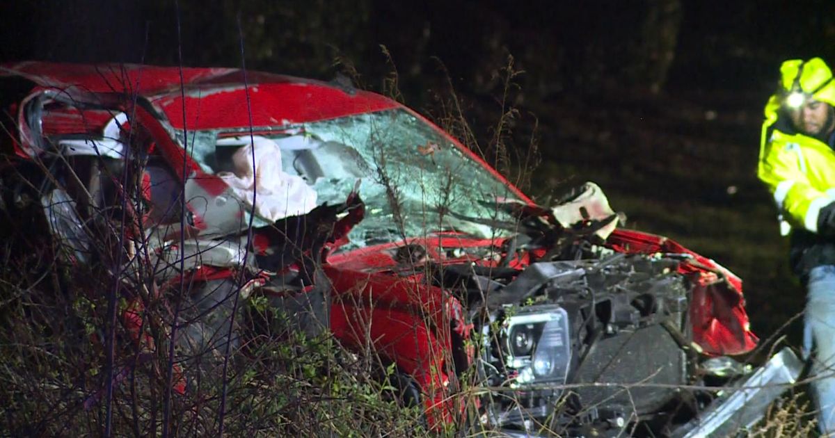 Car hits utility pole in southeast Raleigh, hundreds without power in the area :: WRAL.com