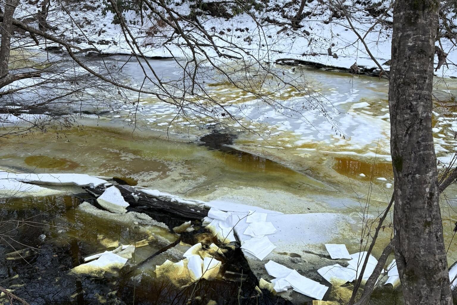 Corps of Engineers continues to work on containing oil spill at R.D. Bailey Lake