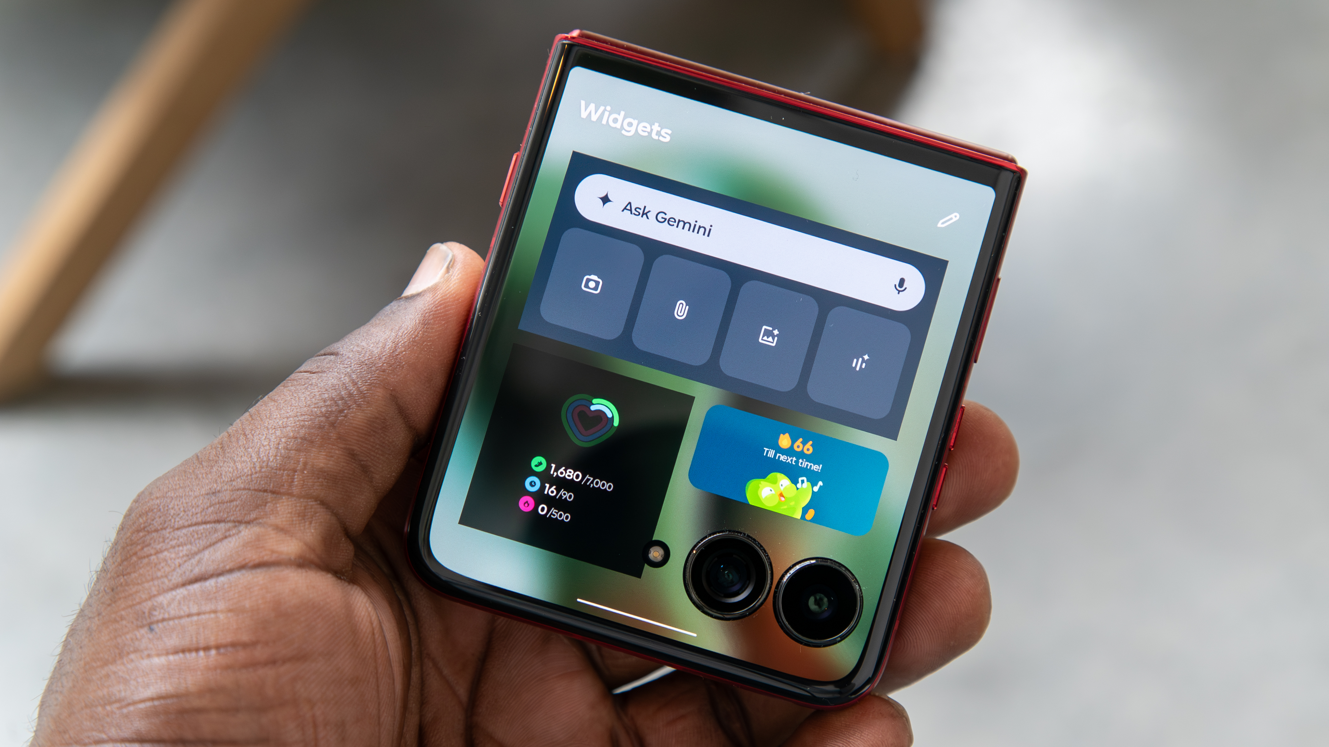 Widgets on the Razr Ultra 2025 cover screen