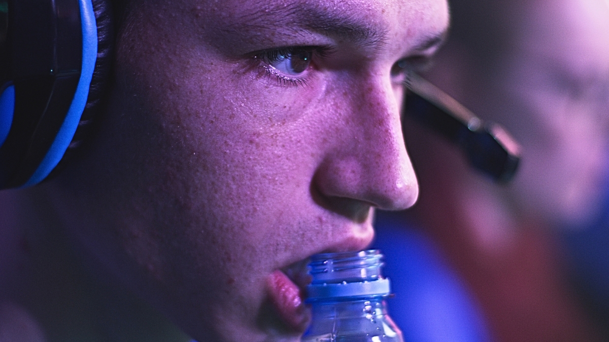 A Simple Drink Choice Helps Gamers Stay Focused For Hours, Study Finds : ScienceAlert