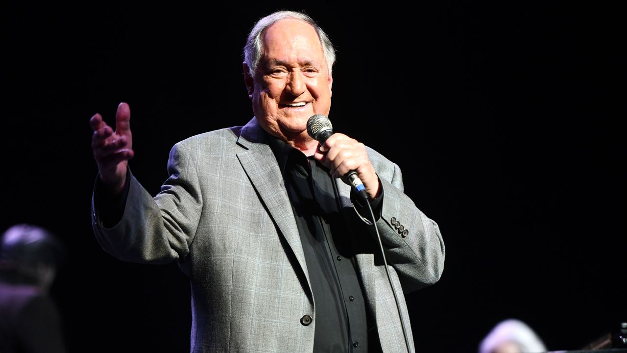 Neil Sedaka, Chart-Topping Pop Singer-Songwriter, Dies at 86