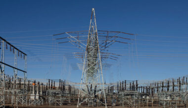 Image of a set of high-capacity electrical equipment and transmission wires.