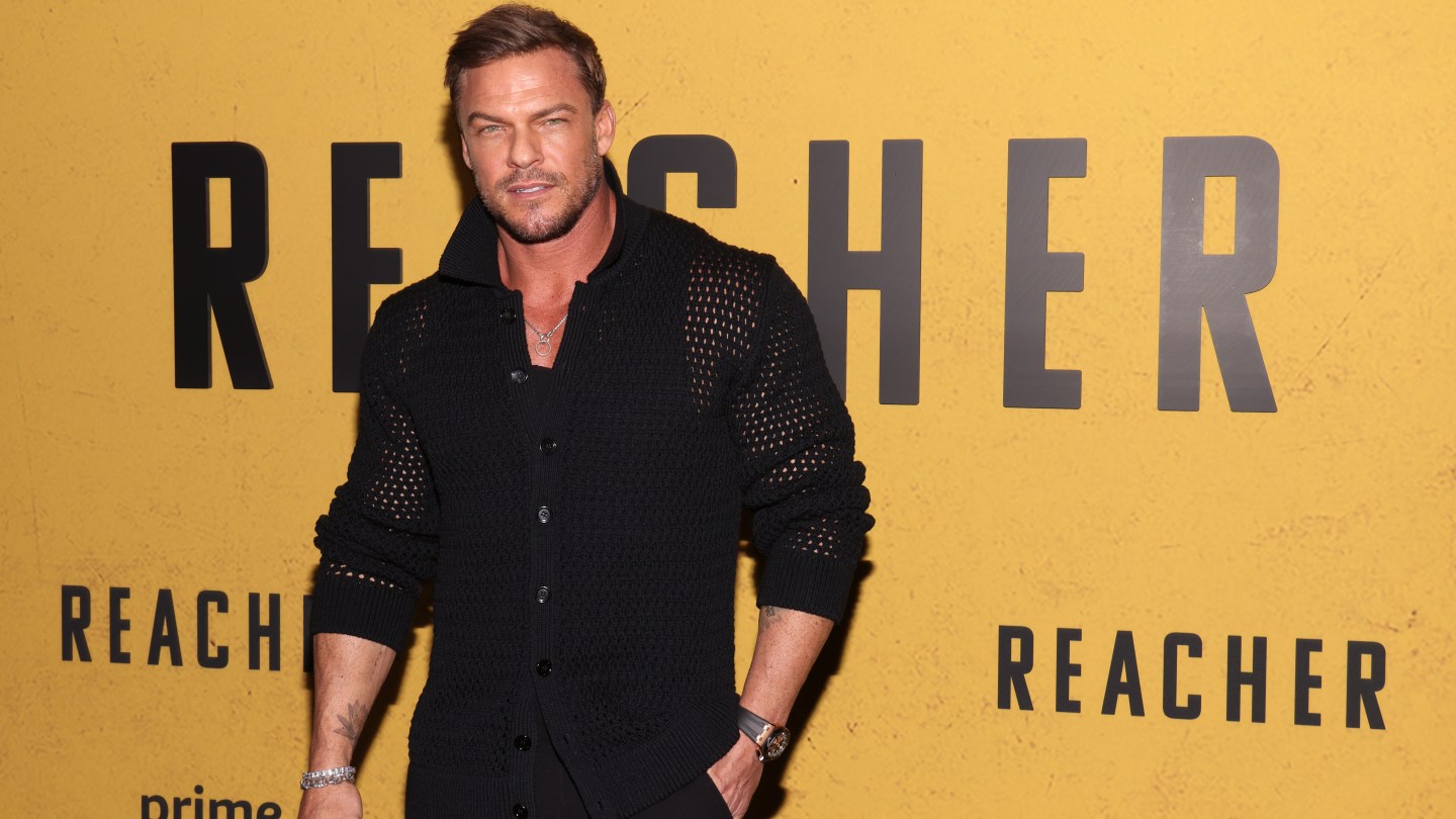 Alan Ritchson Comments on “Crazy Week” as He Wraps ‘Reacher’