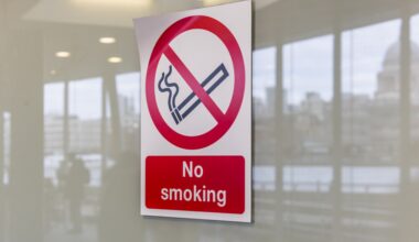 US smoking rate falls below 10 percent for the first time