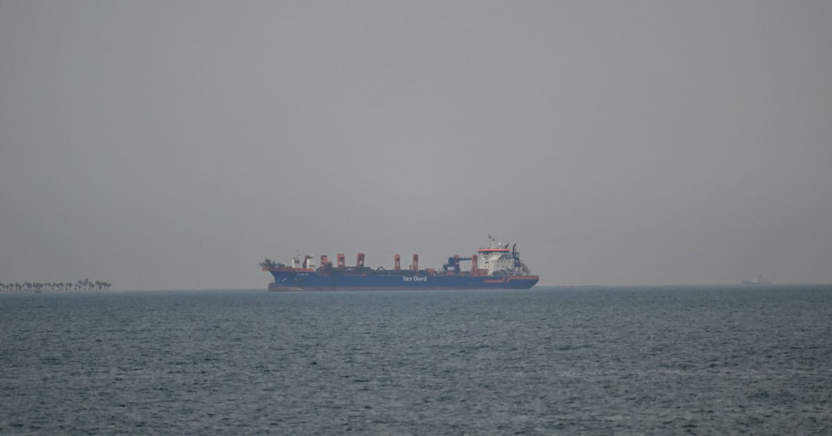 Ships under fire in Strait of Hormuz while US hammers Iranian minelayers – POLITICO