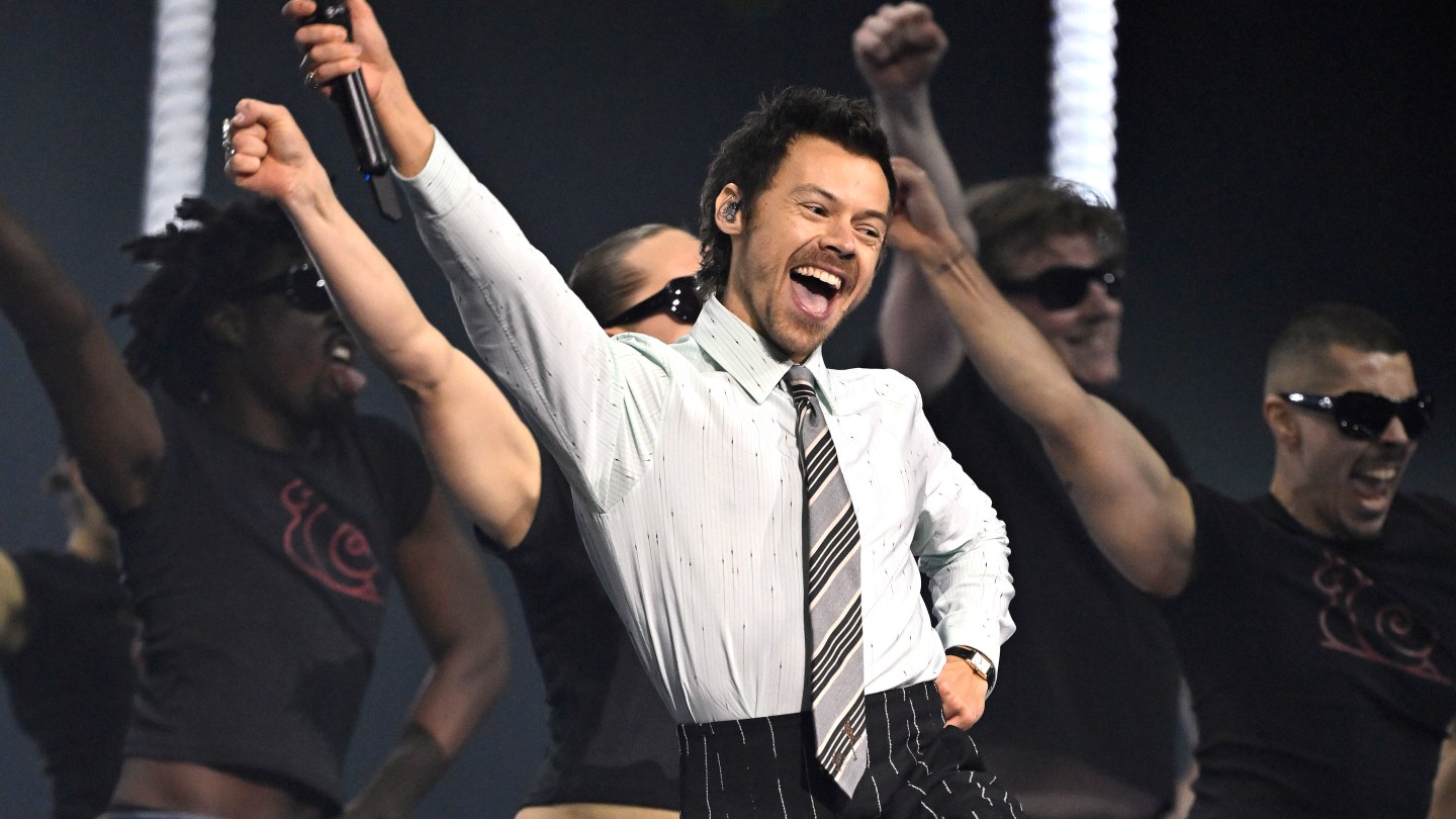 Harry Styles' 'Kiss All The Time. Disco, Occasionally' Tops Charts